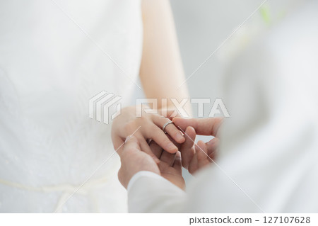 交換戒指的新娘和新郎 127107628