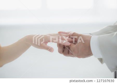 交換戒指的新娘和新郎 127107630