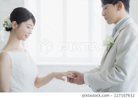 交換戒指的新娘和新郎 127107632