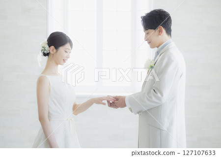 交換戒指的新娘和新郎 127107633