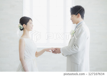 交換戒指的新娘和新郎 127107634