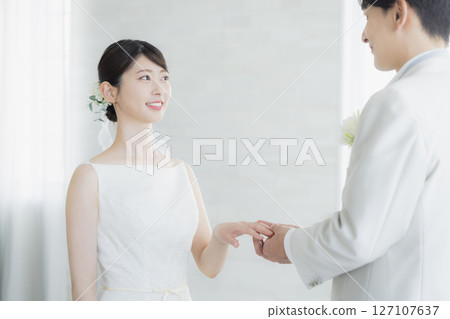 交換戒指的新娘和新郎 127107637