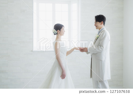 Bride and groom who exchanges rings 127107638