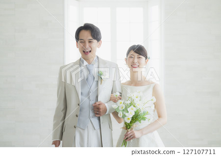 Bride and groom who exchanges rings Bride and groom who exchanges rings 127107711