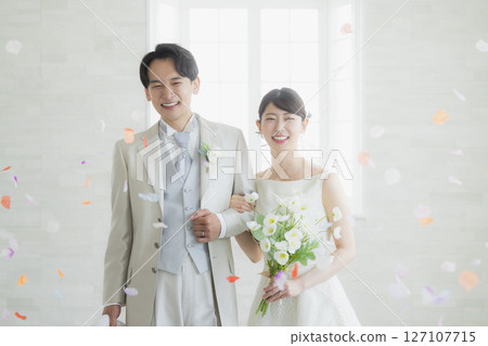 交換戒指的新娘和新郎 127107715