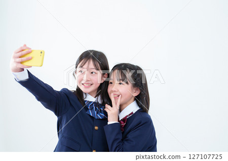 女學生用智慧型手機自拍 127107725