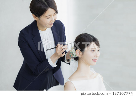 新娘做頭髮和化妝 127107774