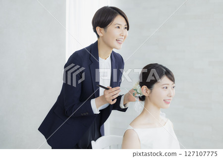 新娘做頭髮和化妝 127107775