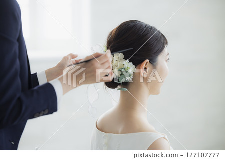 Bride doing hair and makeup 127107777