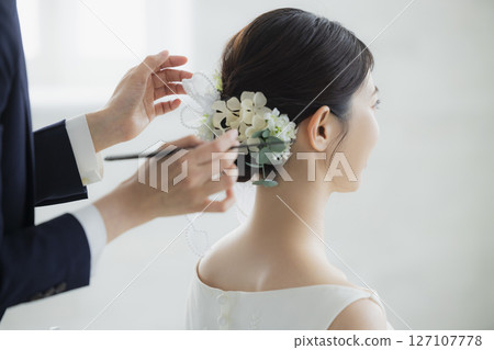 新娘做頭髮和化妝 新娘做頭髮和化妝 127107778