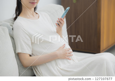 觀看智能手機的一名孕婦 127107877