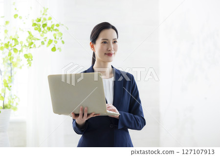 帶筆記本電腦的微笑女商人 127107913