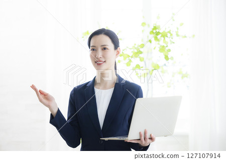 帶筆記本電腦的微笑女商人 127107914