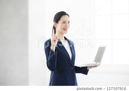 帶筆記本電腦的微笑女商人 127107918