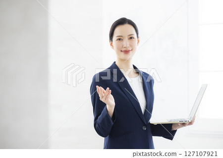 帶筆記本電腦的微笑女商人 127107921