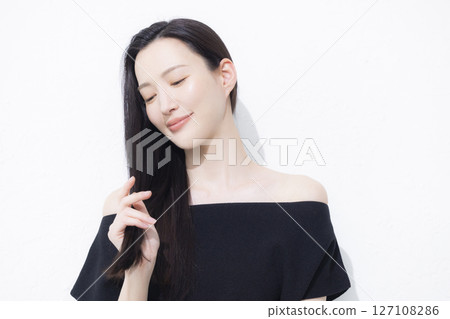 一位身穿黑色露肩裝的女士 127108286