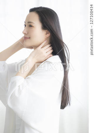 做頭髮護理的女性 127108434