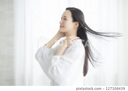 做頭髮護理的女性 127108439