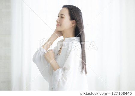 Women who do hair care 127108440