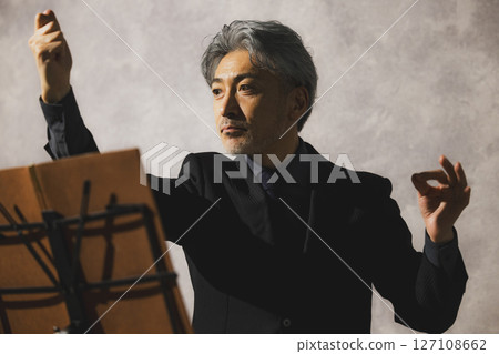 售票員中年男子 售票員中年男子 127108662