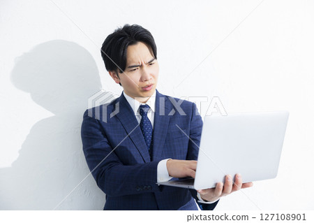 使用個人計算機的商人 127108901