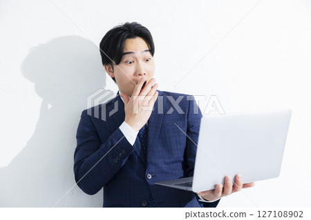 使用個人計算機的商人 127108902