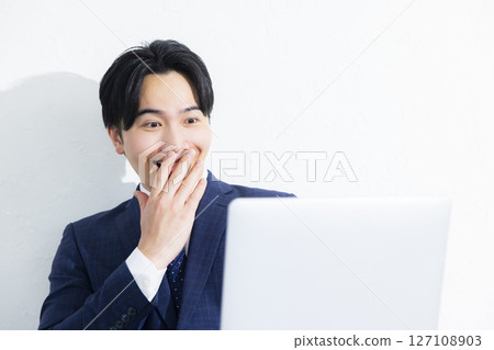 使用個人計算機的商人 127108903