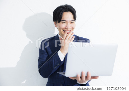 使用個人計算機的商人 127108904