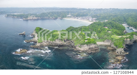 千葉縣勝浦市無人機空拍的鵜鶘複雜自然形態 千葉縣勝浦市無人機空拍的鵜鶘複雜自然形態 127108944