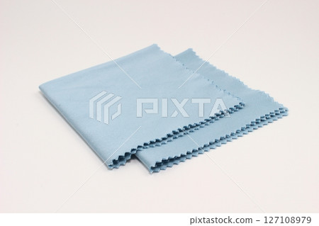 A simple blue lens cloth that is gentle on the skin A simple blue lens cloth that is gentle on the skin 127108979