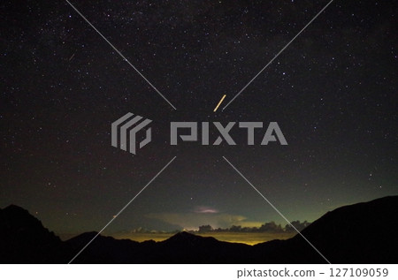立山連峰、星空、飛機的軌跡 127109059