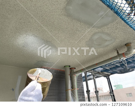 After repairing the defects on the upper and lower sides, we sprayed resin to repair the surface. 127109610