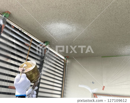 Repair the joint by spraying resin 127109612