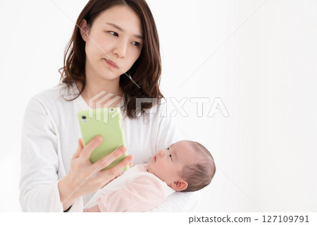 Mother and baby smartphone trouble 127109791