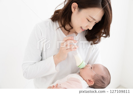 母乳和嬰兒奶 127109811