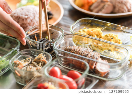 一位家庭主婦在廚房準備一盤午餐 127109965