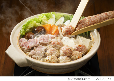 Chicken meatballs and skirt steak hotpot (meatballs are added with a bamboo spatula) Chicken meatballs and skirt steak hotpot (meatballs are added with a bamboo spatula) 127109967
