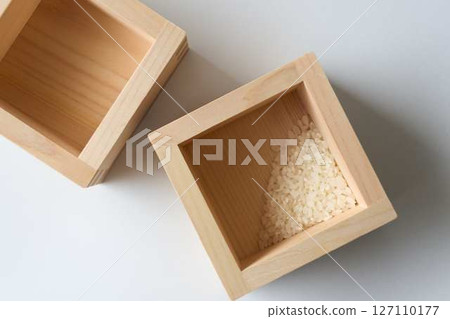 白色背景中的兩個盒子和一點米飯 127110177