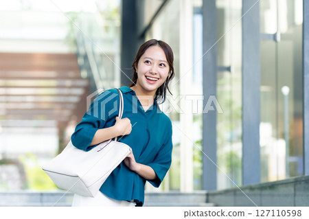 一位年輕的女商人在辦公室工作。照片由Sky Perfect TV東京媒體中心提供。 一位年輕的女商人在辦公室工作。照片由Sky Perfect TV東京媒體中心提供。 127110598