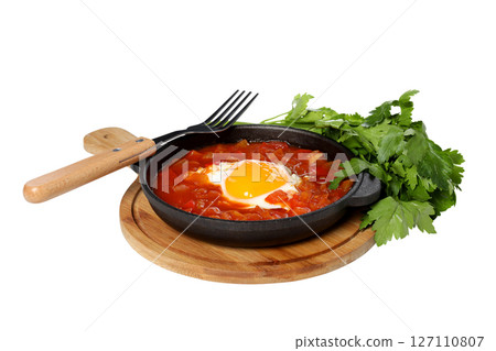 PNG, Shakshuka in a bowl on a wooden board, isolated on white background PNG, Shakshuka in a bowl on a wooden board, isolated on white background 127110807