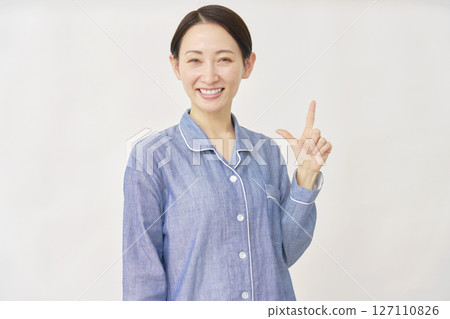 女人穿著睡衣檢查標誌白色背景 127110826