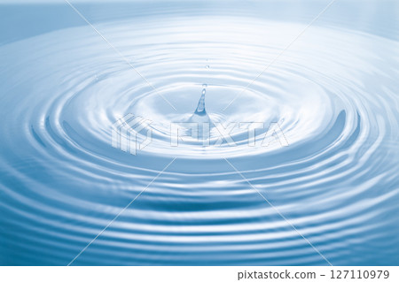 水滴落在水面上。 127110979