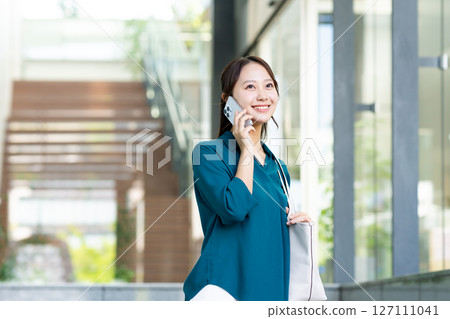 A young businesswoman making a phone call. Photo courtesy of Sky Perfect TV Tokyo Media Center. 127111041