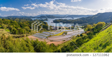 <佐賀縣>大浦的梯田和眺望伊凡裡灣的田園風光 127111062