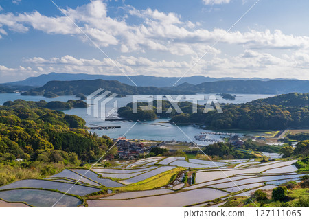<佐賀縣>大浦的梯田和眺望伊凡裡灣的田園風光 127111065