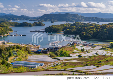 <佐賀縣>大浦的梯田和眺望伊凡裡灣的田園風光 <佐賀縣>大浦的梯田和眺望伊凡裡灣的田園風光 127111075