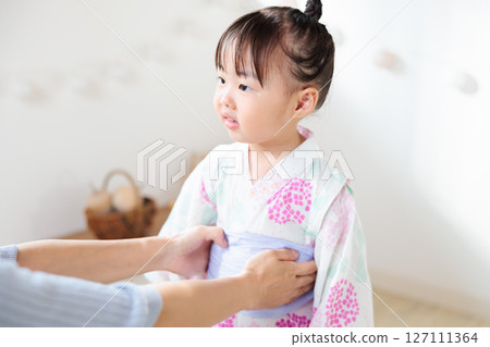 一名2歲女孩穿著浴衣。兒童浴衣穿法 127111364