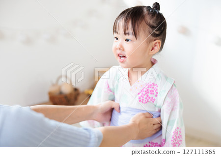 一名2歲女孩穿著浴衣。兒童浴衣穿法 127111365