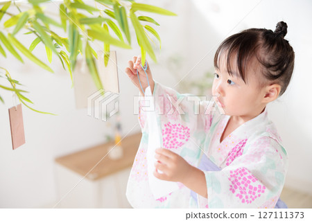 Tanabata - A 2-year-old girl decorating bamboo leaves with paper strips - Wish - Bamboo decoration - Wish - One night decoration Tanabata - A 2-year-old girl decorating bamboo leaves with paper strips - Wish - Bamboo decoration - Wish - One night decoration 127111373