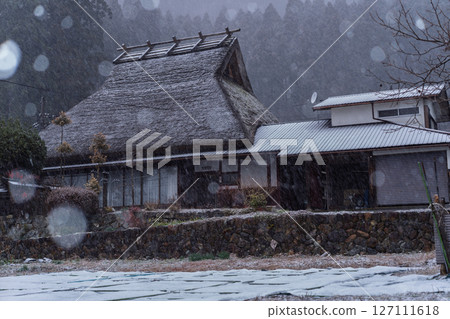 這張照片是在京都南丹市美山町被雪覆蓋的茅草屋頂村拍攝的。 127111618
